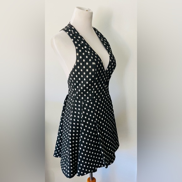 Alice + Olivia Tanner Crepe Mini Dress Black, Cream
Size 8 - Picture 11 of 15